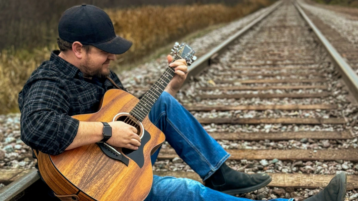 Experience live winter music at Giants Ridge every Saturday with local and regional artists plus food and drinks from The Burnt Onion.